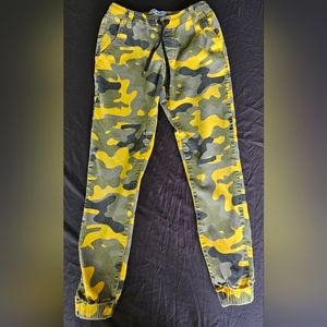 💵3/$20 Kreamy Yellow Camo Croped Ankle Pants